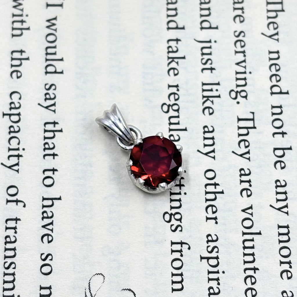 Round Garnet Solitaire Pendant in 925 Sterling Silver – Deep Red January Birthstone Necklace, Minimalist Gemstone Jewelry Gift for Her