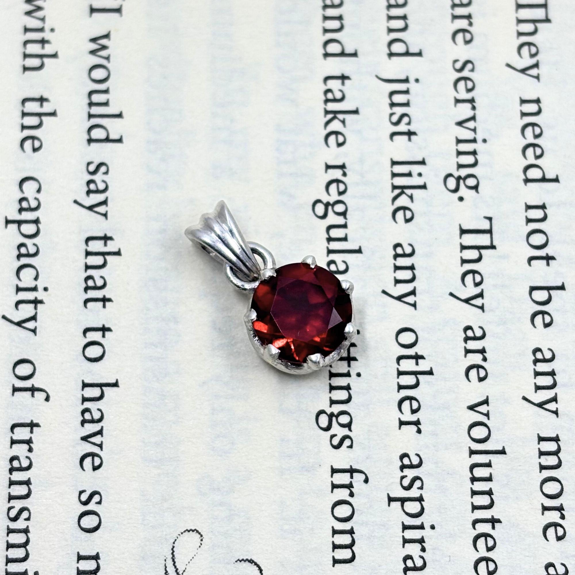Round Garnet Solitaire Pendant in 925 Sterling Silver – Deep Red January Birthstone Necklace, Minimalist Gemstone Jewelry Gift for Her