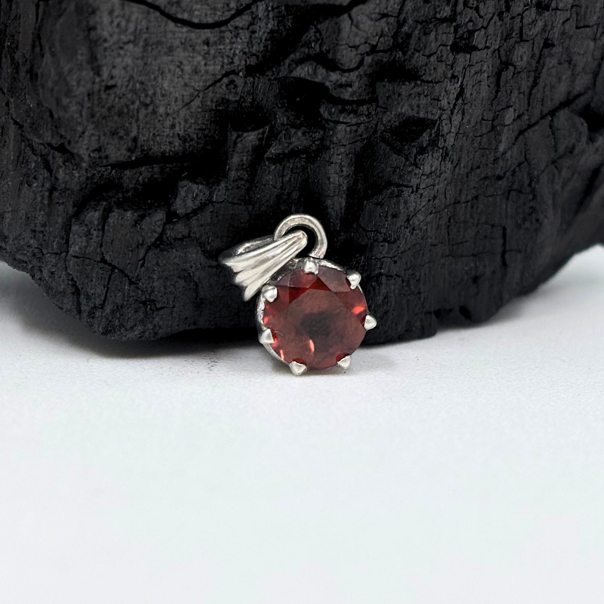 Round Garnet Solitaire Pendant in 925 Sterling Silver – Deep Red January Birthstone Necklace, Minimalist Gemstone Jewelry Gift for Her