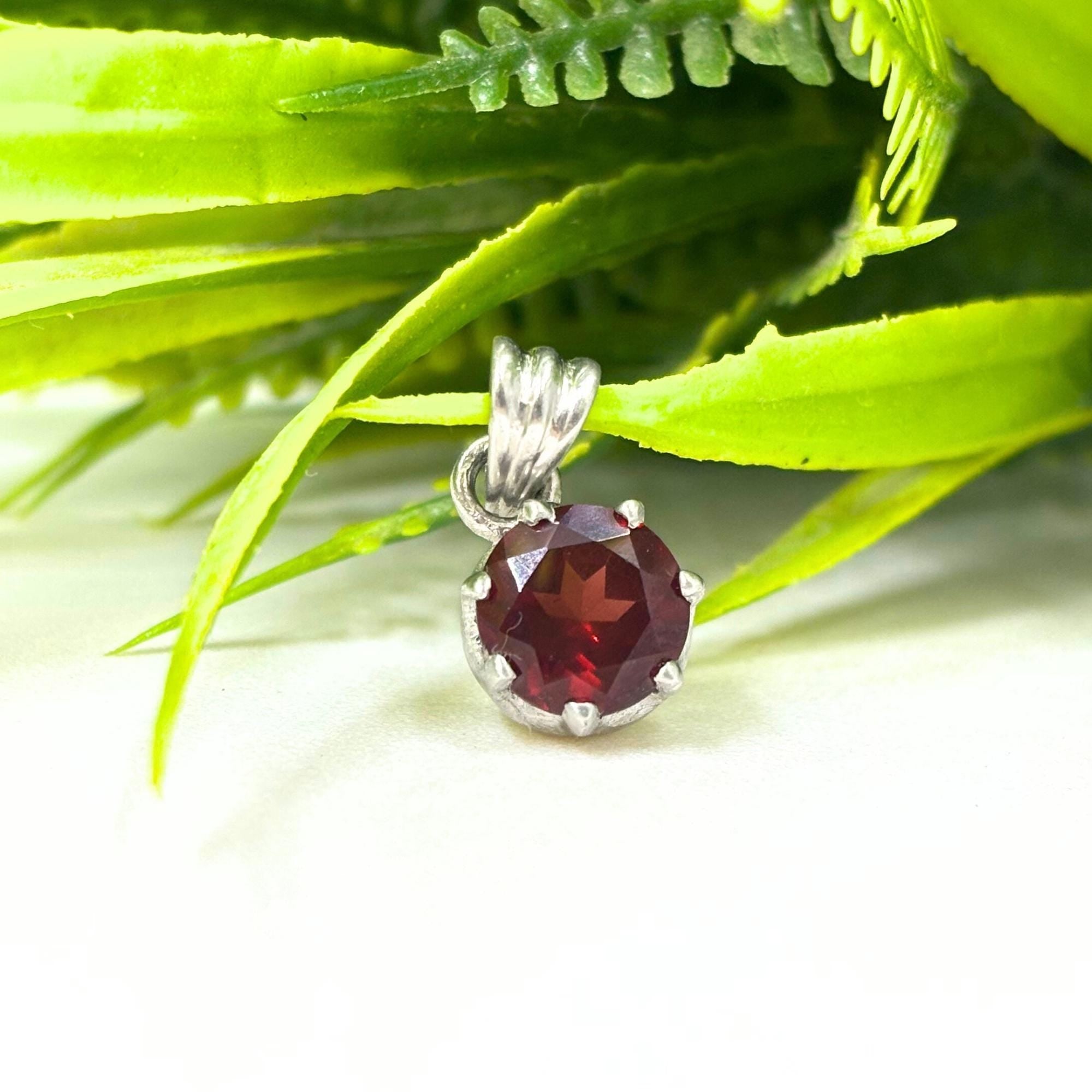 Round Garnet Solitaire Pendant in 925 Sterling Silver – Deep Red January Birthstone Necklace, Minimalist Gemstone Jewelry Gift for Her