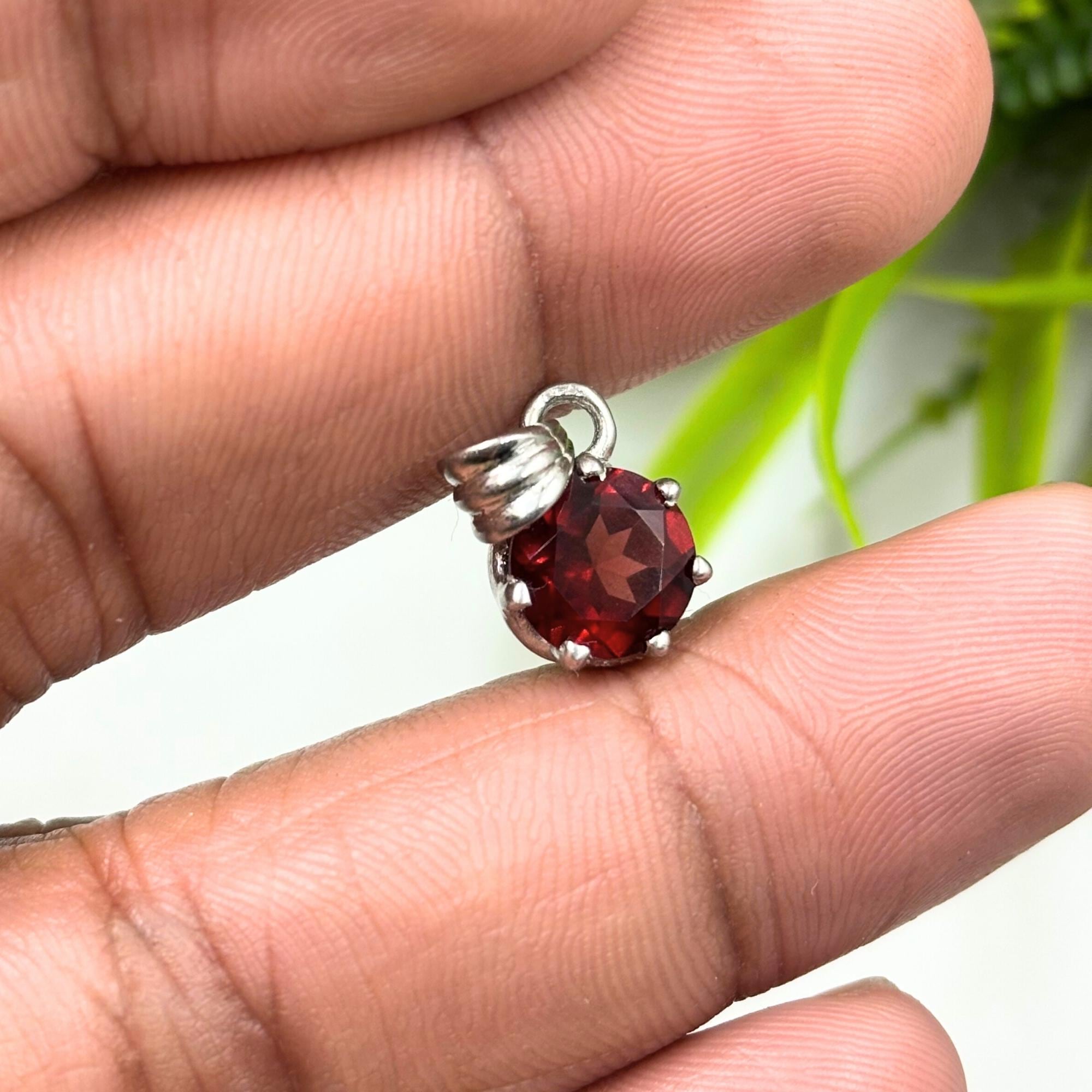 Round Garnet Solitaire Pendant in 925 Sterling Silver – Deep Red January Birthstone Necklace, Minimalist Gemstone Jewelry Gift for Her
