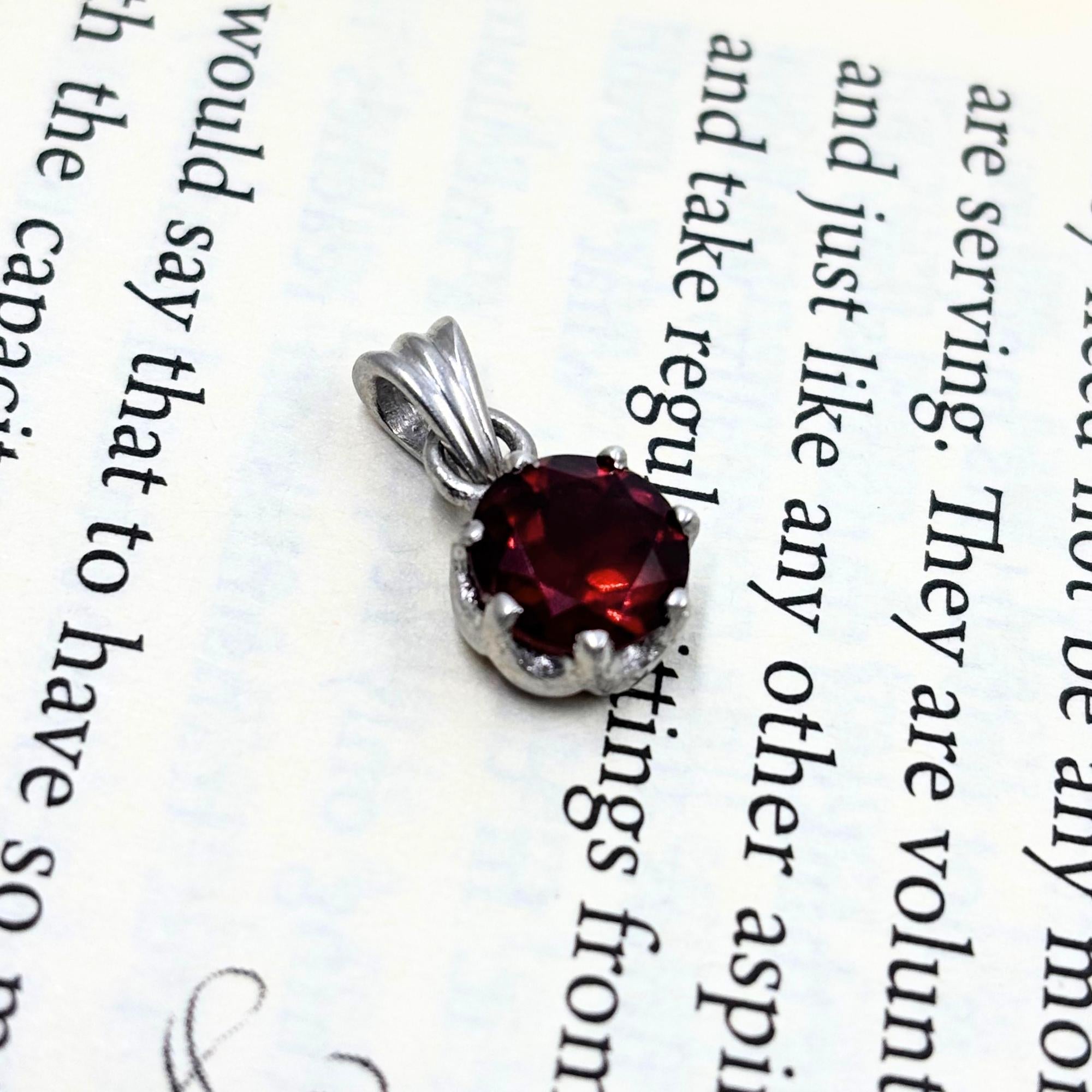 Round Garnet Solitaire Pendant in 925 Sterling Silver – Deep Red January Birthstone Necklace, Minimalist Gemstone Jewelry Gift for Her